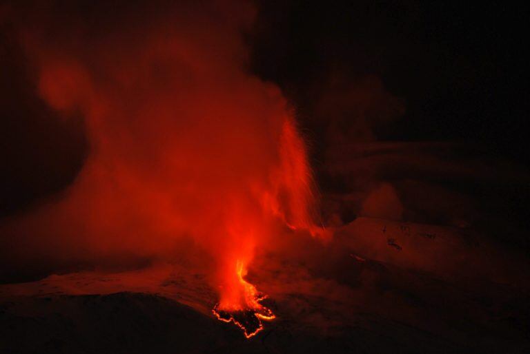 Vista de una de las erupciones del volcán Etna, en la isla italiana de Sicilia, el 9 de febrero de 2012 (EFE).