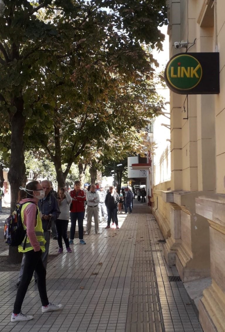 Hubo colas esperando por los cajeros automáticos, pero con una distancia prudencial.