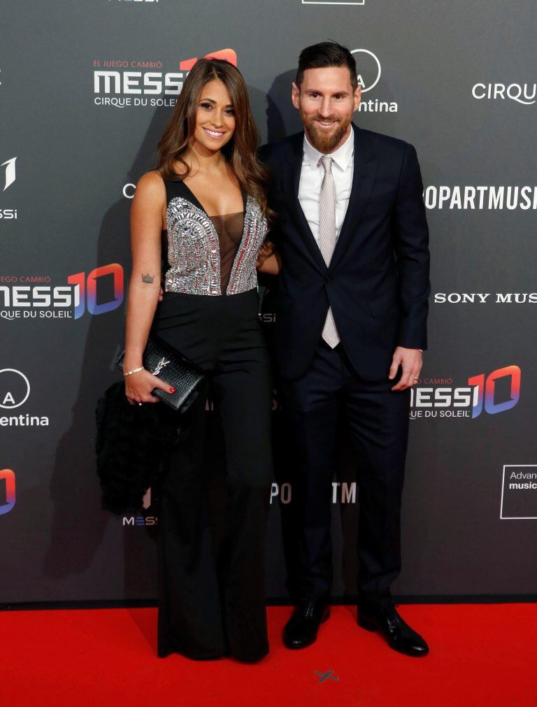 GRAF8938. BARCELONA, 31/01/2019.- El futbolista argentino Leo Messi y su esposa Antonella Rocuzzo posan para los fotógrafos en la alfombra roja de la fiesta de presentación del nuevo show de Cirque du Soleil inspirado en el jugador del F.C. Barcelona, este jueves en el Camp Nou. EFE/Enric Fontcuberta. barcelona españa lionel messi Antonella Roccuzzo presentacion del espectaculo Messi10 inauguracion nuevo espectaculo del Cirque du Soleil futbolista jugador argentino esposa