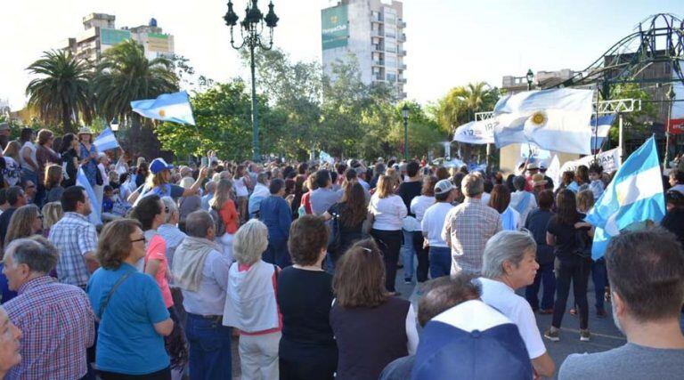 Los manifestantes siguieron el discurso de Macri en vivo (Plan B Noticias)