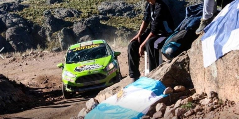 En plena carrera, antes 75.000 personas y la bandera argentina en las sierras, el binomio de Misiones, Zarza Espínola. (Prensa de Charaí Rally Competición)