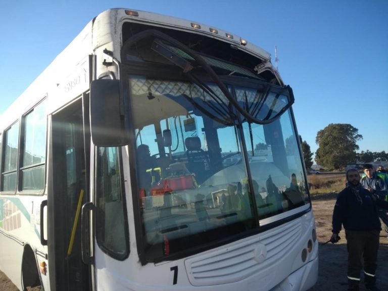 Un colectivo pasó a llevarse un aspa de molino