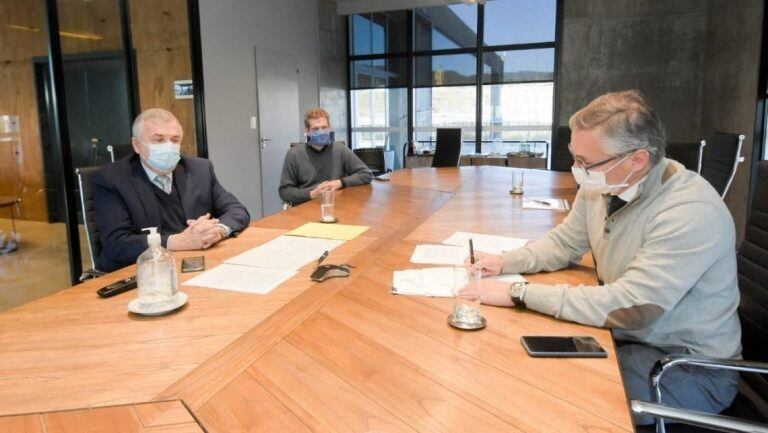 El gobernador Morales, el secretario de Minería de la Provincia, Miguel Soler; y el presidente de JEMSE, Felipe Albornoz, al firmar los documentos.