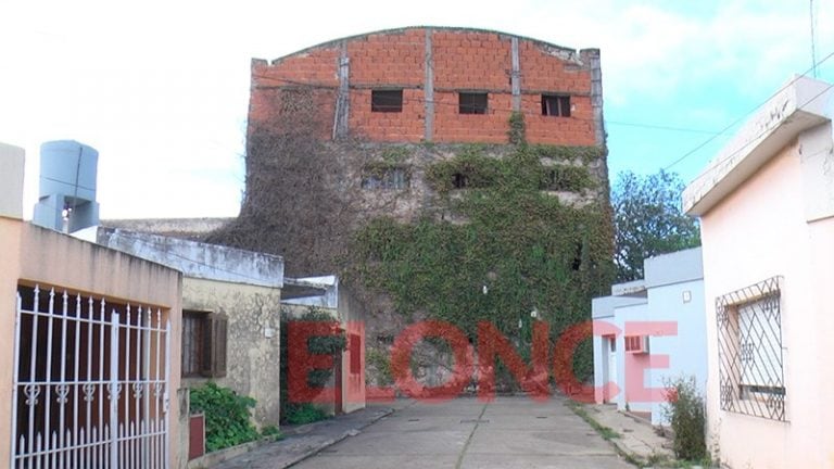 Los vecinos no saben a quién pertenece el local abandonado.