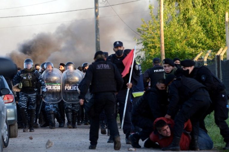 Balas de goma, corridas y detenidos durante el tenso desalojo de las tierras tomadas en la localidad bonaerense de Guernica. (Clarín)