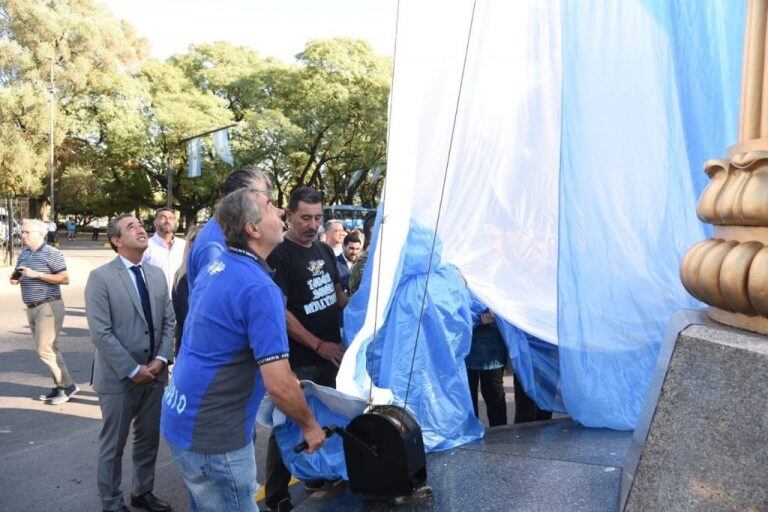 El intendente Javkin encabezó justo a ex soldados combatientes de Malvinas el izamiento de la Bandera frente al Monumento a Manuel Belgrano. (Prensa Municipio)