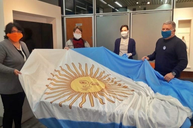 Bandera Argentina sobre el edificio en Arroyito