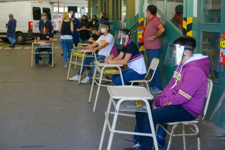 Regreso a clases presenciales en la Escuela Técnica N° 35 Ing. Eduardo Latzino, en el barrio porteño de Villa Real (CABA). (Clarín)