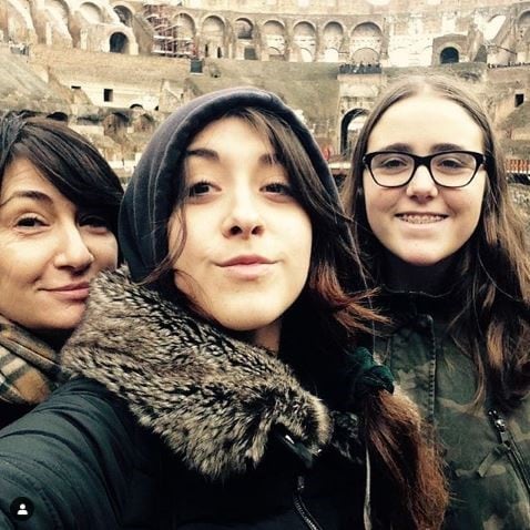 María Laura Santillán junto a sus hijas, Elena y Josefina.