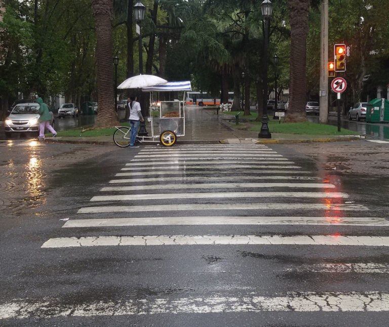 La lluvia golpeó fuerte en el inicio del día.