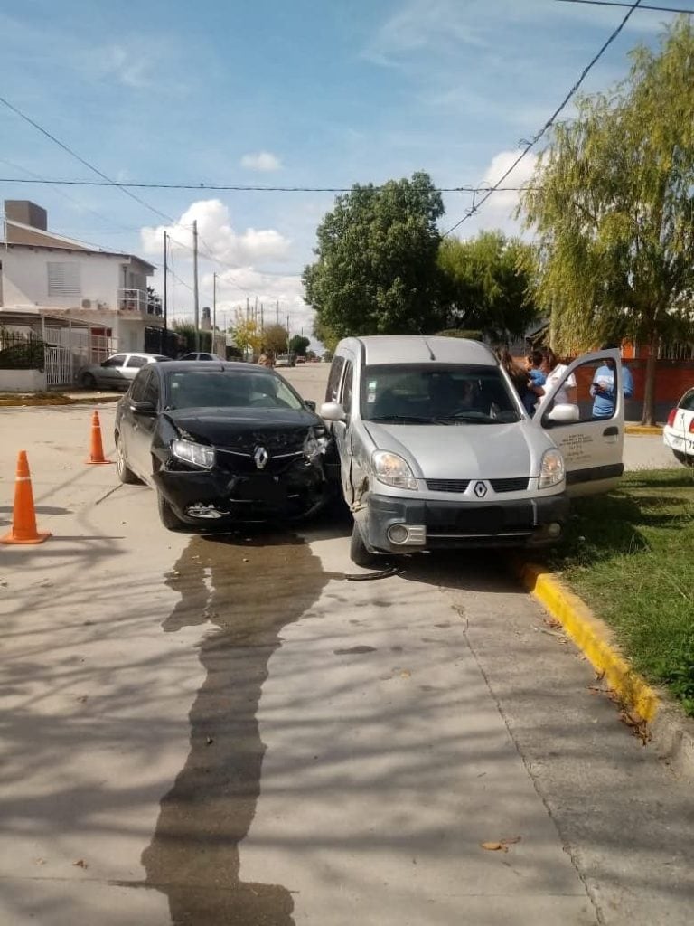 Accidente de tránsito en la intersección de calle Intendente Llorens y Uruguay.