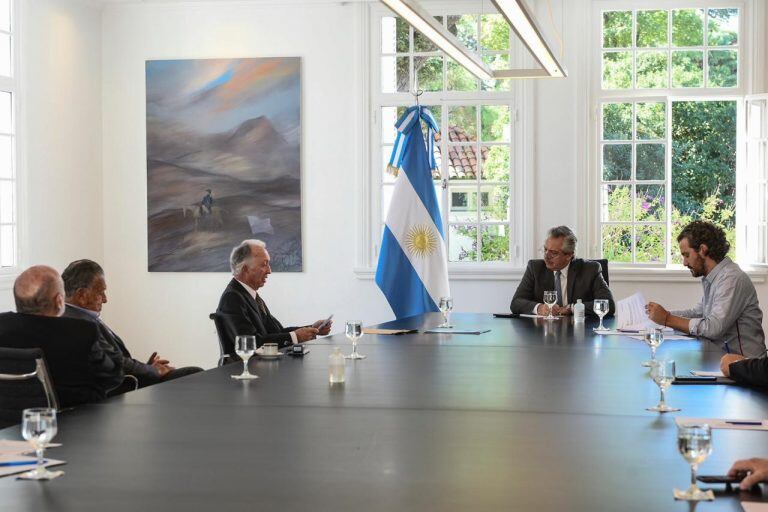 El presidente Alberto Fernández recibió esta mañana en la Residencia de Olivos a representantes de la Cámara Argentina de Comercio y Servicios (CAC) con el objetivo de analizar la situación del sector durante el aislamiento social, preventivo y obligatorio que dispuso el Gobierno nacional para mitigar la circulación del nuevo coronavirus COVID-19.