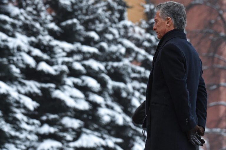 EPA2919. MOSCÚ (RUSIA), 23/01/2018.- El presidente argentino, Mauricio Macri, deposita una corona de flores ante la Tumba del Soldado Desconocido en el muro del Kremlin, en Moscú (Rusia) hoy, 23 de enero de 2018, en el ámbito de su visita al país.EFE/ Vasily Maximov / Pool