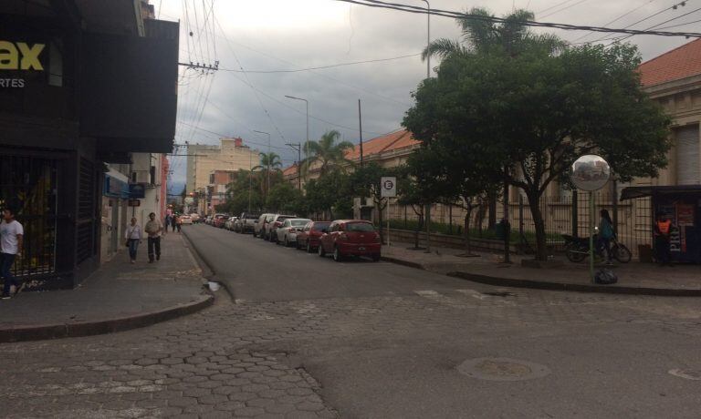 La céntrica esquina de calles San Martín y Necochea, en San Salvador de Jujuy, durante la cuarentena.