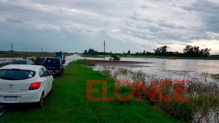 A raíz de las intensas lluvias, un tramo de la Ruta 12 permanece cortada