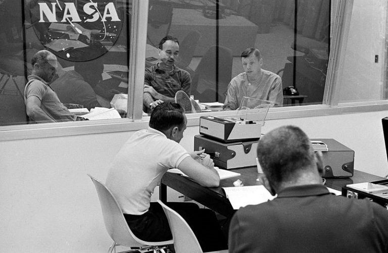 Los astronautas de la misión Apolo 11, aislados durante su cuarentena en el Laboratorio de recepción lunar, ubicado en el Centro de naves espaciales tripuladas, en Houston (foto gentileza NASA).