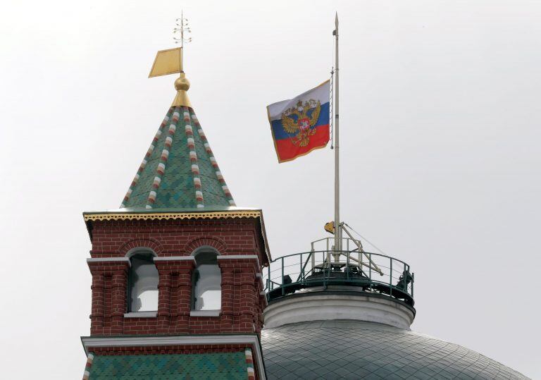 La bandera rusa ondea a media asta.