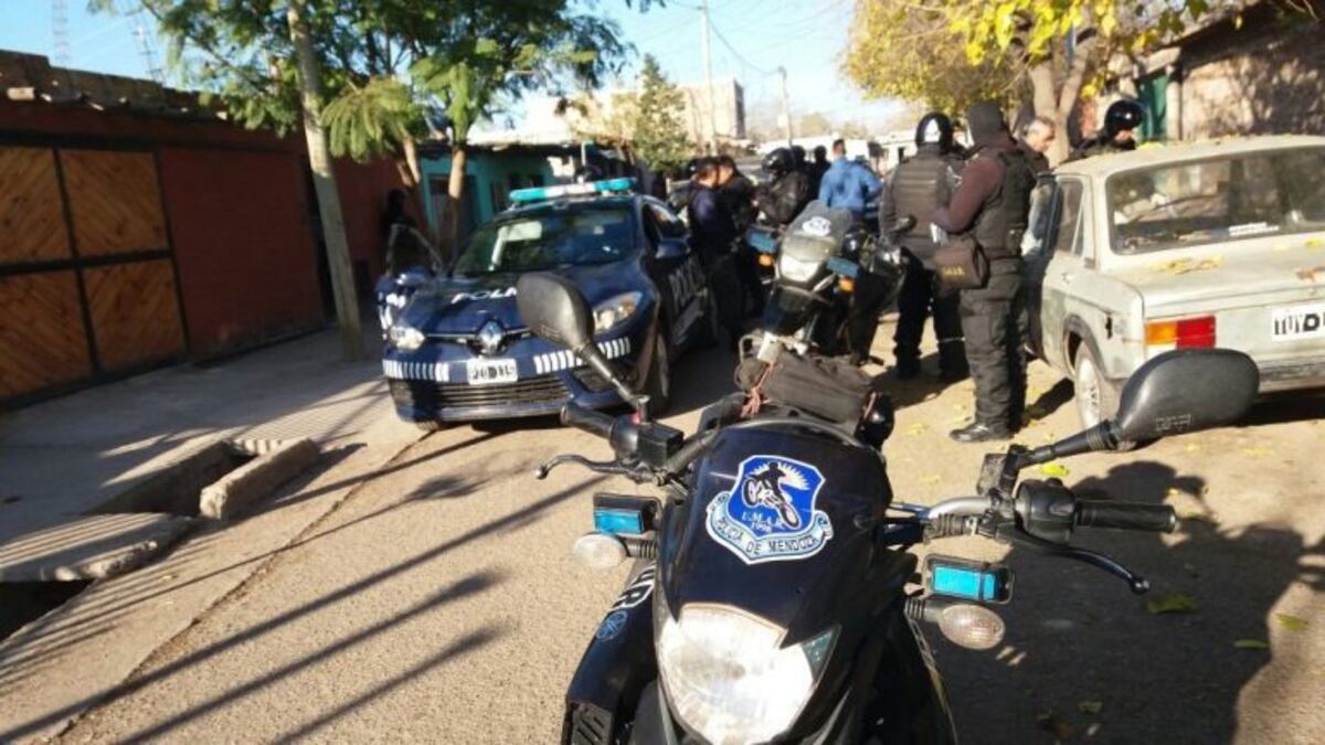 Los esperaron en la puerta, los ataron y le desvalijaron la casa