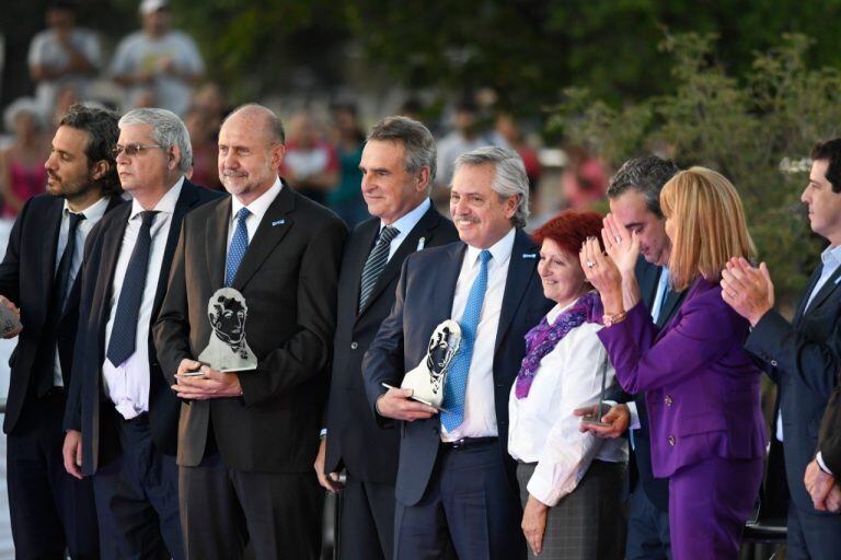 Acto con autoridades nacionales, provinciales y locales por el aniversario del Izamiento a la Bandera (Vía País)