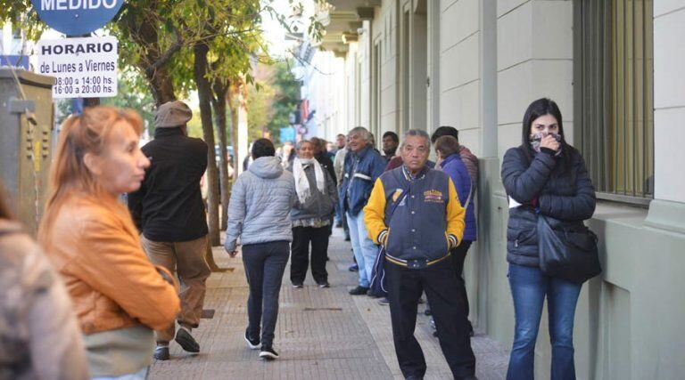 Las colas en las entidades bancarias en Santa Rosa este viernes (Vía Santa Rosa)