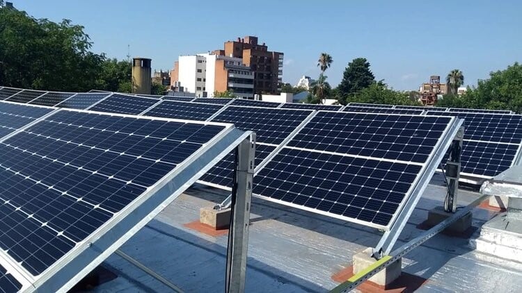 Los paneles solares en el techo del colegio.