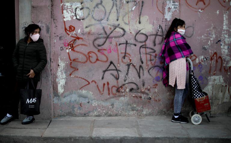 Mujeres esperan un plato de comida en la villa 1.11.14. (Foto: AP Photo/Natacha Pisarenko)