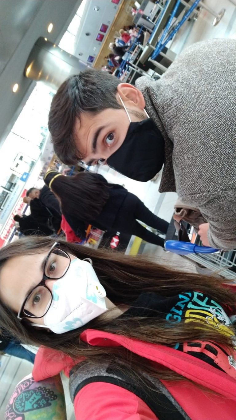 Estefanía y Mauricio en el aeropuerto.