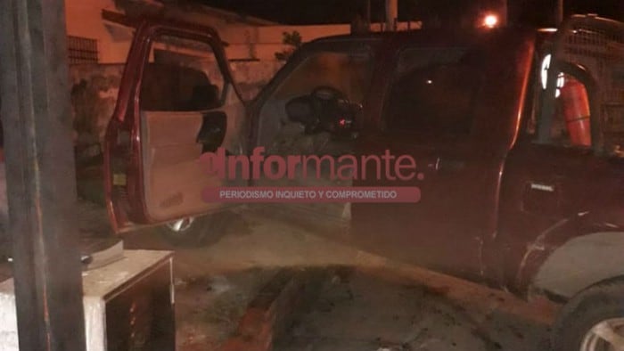 Así quedó la camioneta tras el brutal impacto. (El Informante)