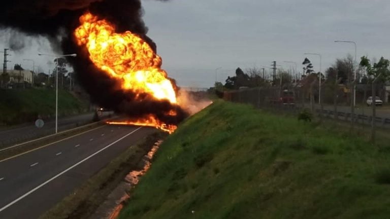 Explotó camión con combustible