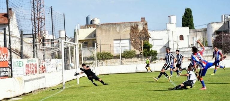 Partió el remate de zurda al primer palo