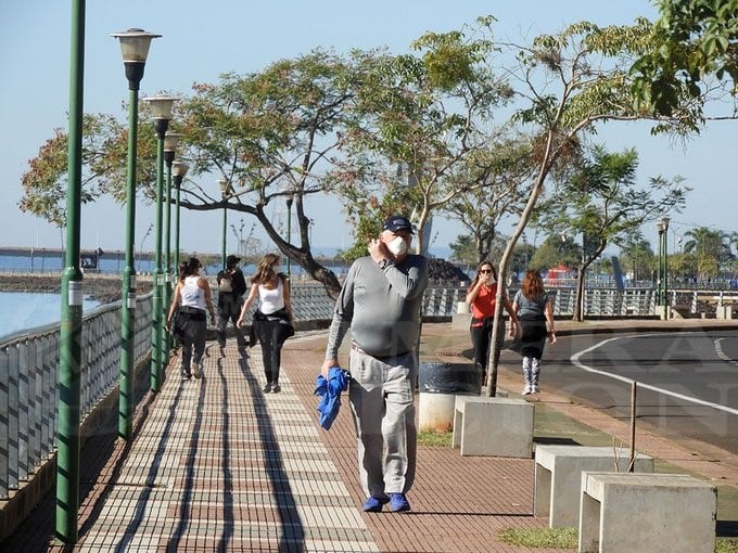 Tiempo de caminata para mayores de 60 en la Costanera Parque de Posadas. (web)