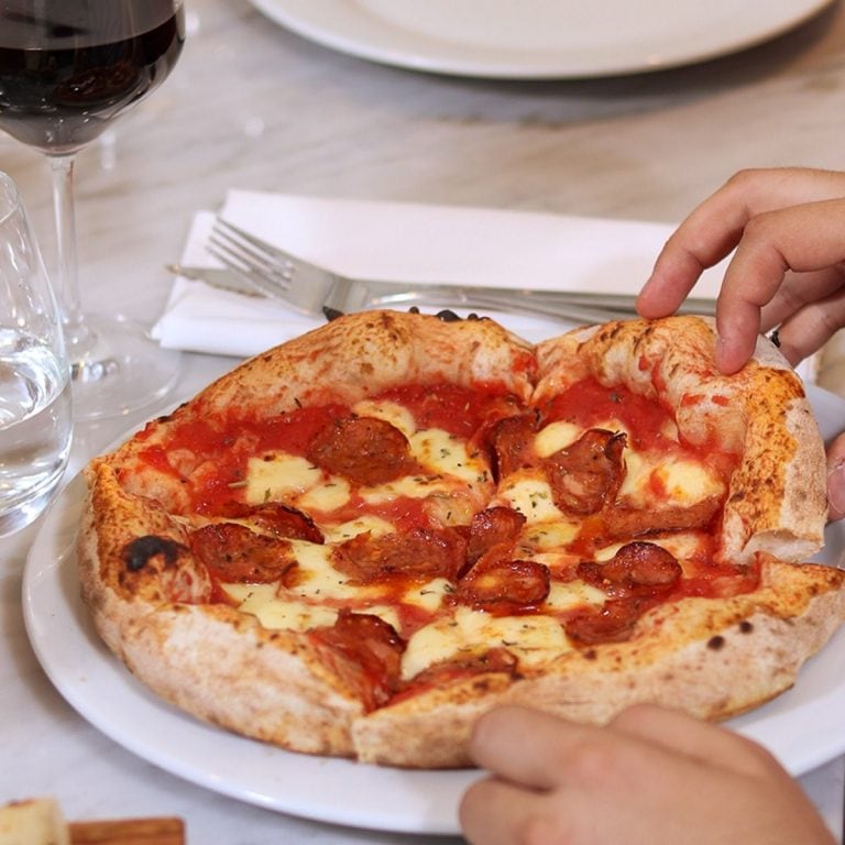 Pizza napolitana en Buenos Aires.