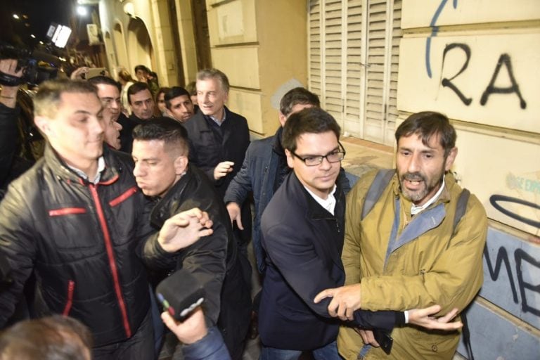 Mauricio Macri y Juan Schiaretti y el intento de escrache de una persona en la calle.