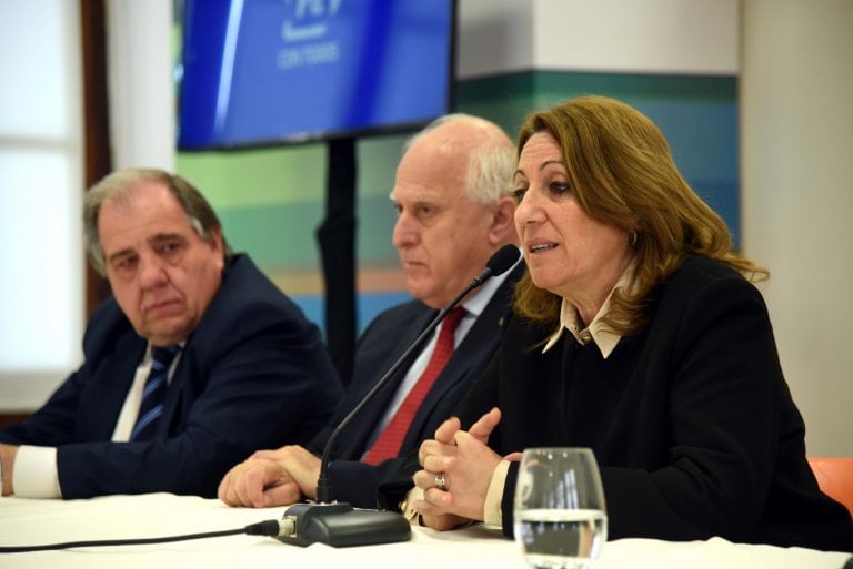 Mónica Fein y Miguel Lifschitz en el acto de apertura de sobres.