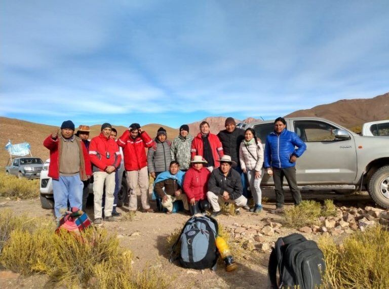 El director de Vialidad provincia, Hugo Montaño, encabezó el grupo de trabajo que recorrió el área del futuro camino.