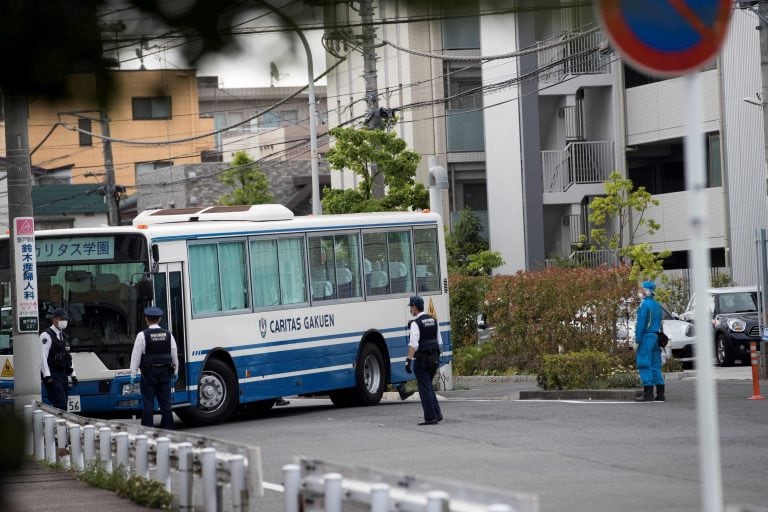 El colectivo del Caritas Elementary School en la escena del crimen (Foto: Behrouz Mehri/AFP)