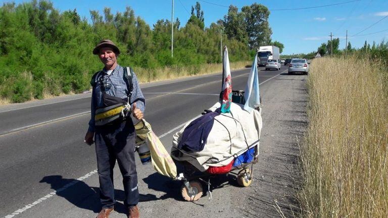 Los kilómetros pasan pode debajo del carrito del viajero.