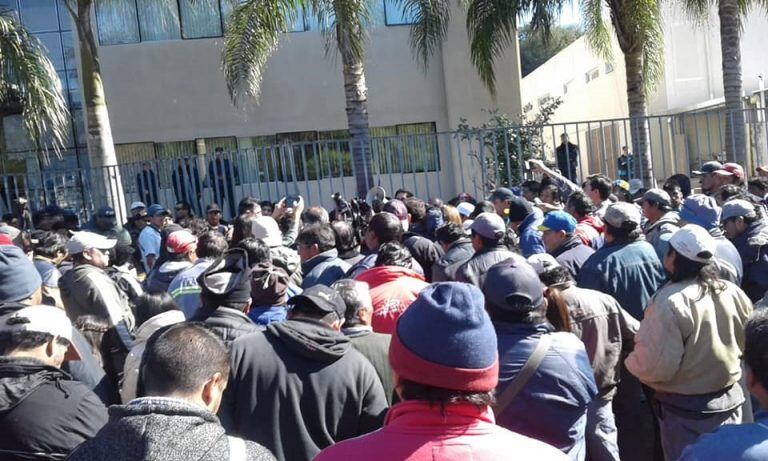 Trabajadores del Ingenio La Esperanza se movilizaron para resguardar las fuentes de trabajo.