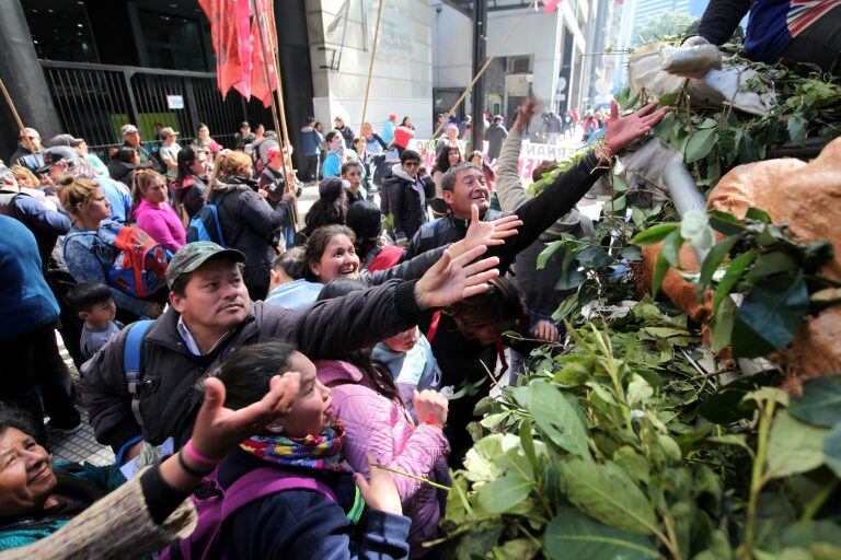 Agosto de 2018. Imagen de la protesta que los productores yerbateros y tareferos realizaron frente al Ministerio de Trabajo de la Nación en CABA. (DPA)