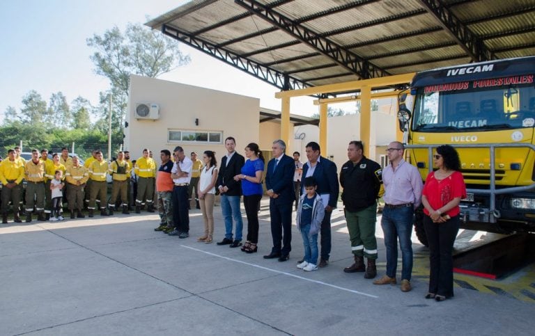 El Gobernador entrego un autobomba a la Brigada Provincial de Incendios Forestales.