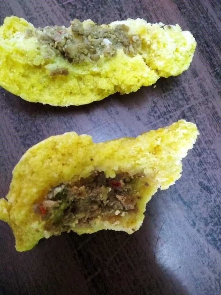 Chipa so'o infectada con larvas y gusanos que la denunciante dice haber comprado en el local clausurado