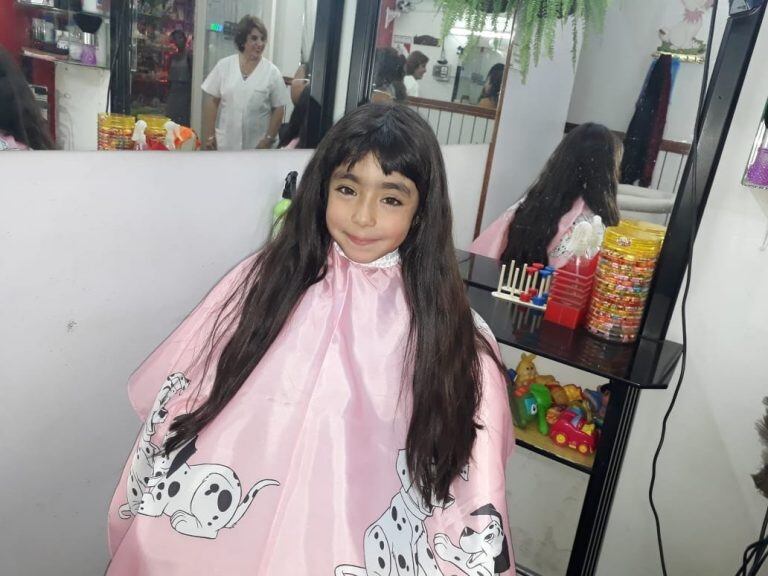 Eva antes de cortarse el pelo en la peluquería.