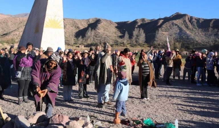 La comunidad reunida en el trópico de Capricornio, participando del ritual al Sol y la ofrenda a la Madre Tierra.