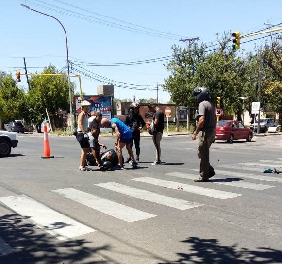 Moto chocó desde atrás a un Mercedes Benz en avenida Balloffet de San Rafael.