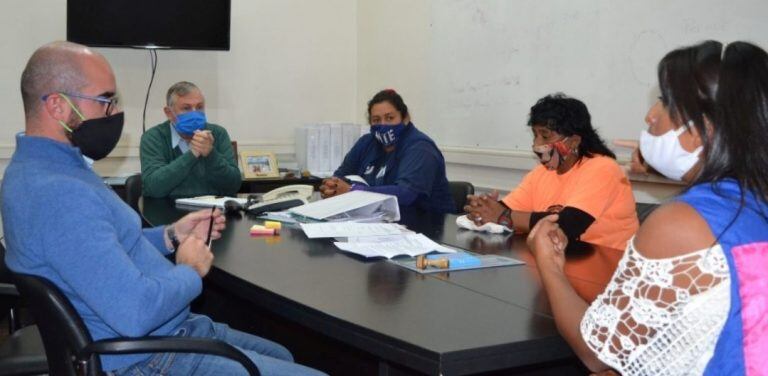 El ministro Agustín Perassi y el secretario de Relaciones y Asuntos Municipales, Javier Gronda, escucharon a las delegadas de los vendedores ambulantes, que expusieron la situación laboral que atraviesa el sector.