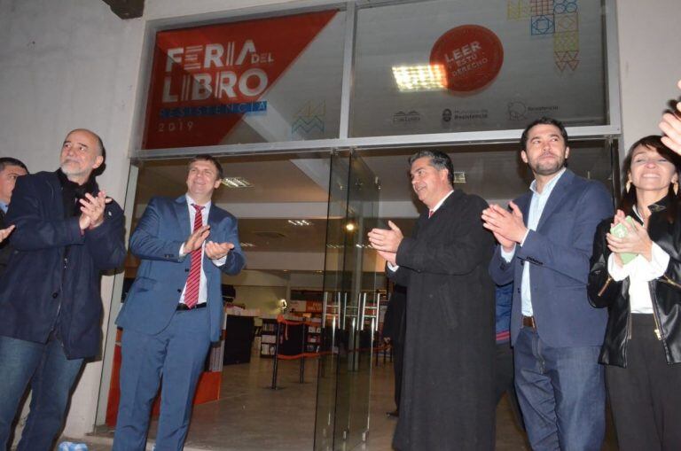 Tradicional corte de cintas en la Feria del Libro, con autoridades de la SADE, editores y representantes de la SADE.