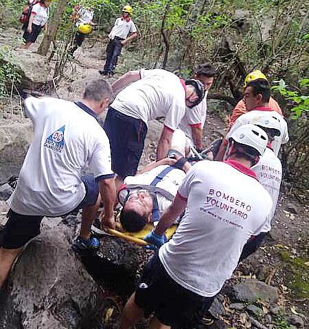 17 bomberos trabajaron en el rescate de la persona lesionada.