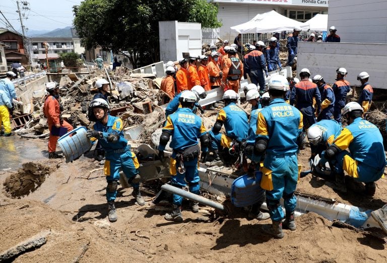 Personal de bomberos y policía ayudan en las labores de rescate luego de las fuertes lluvias.