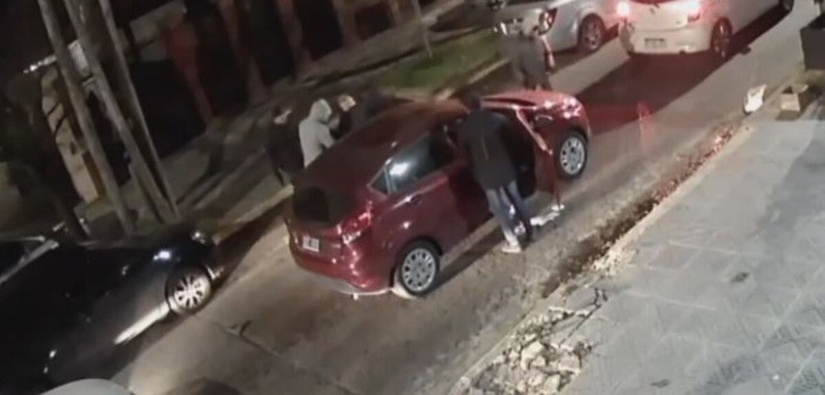 Lanús: siete delincuentes le robaron el auto a una mujer en menos de un minuto