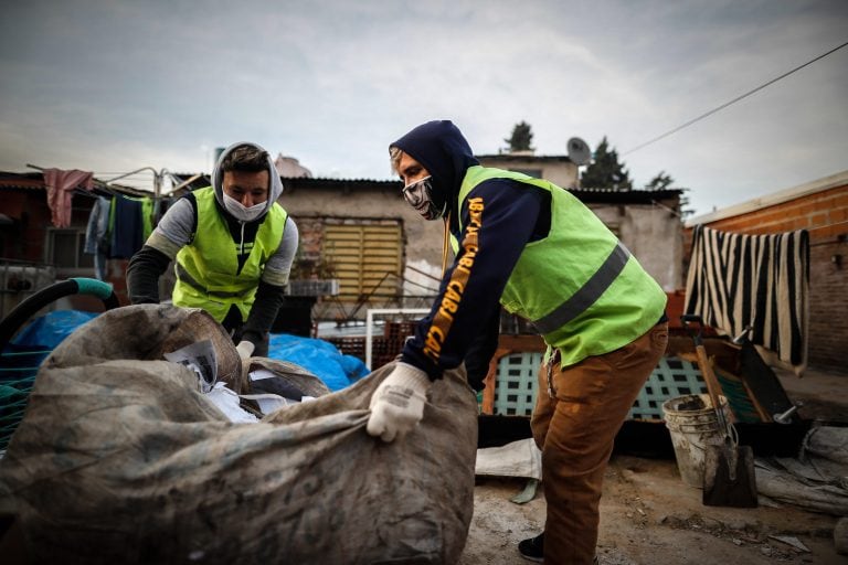 Trabajadores de una Cooperativa del Partido de Escobar recolectando cartones y plásticos en Buenos Aires (Argentina) (Foto: EFE/ Juan Ignacio Roncoroni)